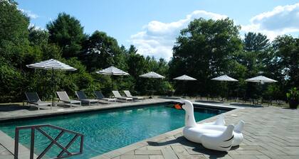 Modern home with Catskill views, guesthouse and heated pool near Chatham/Hudson
