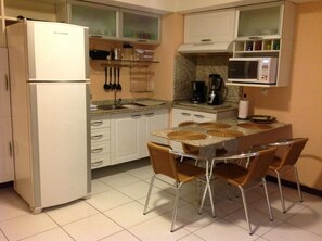 Kühlschrank, Mikrowelle, Ofen, Wasserkocher mit Kaffee-/Teezubehör