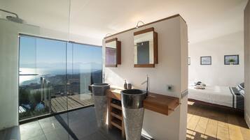 5 chambres, coffres-forts dans les chambres, fer et planche Ă repasser