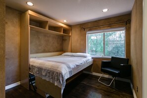 4 多间卧室、熨斗/熨衣板、上网接入、床单