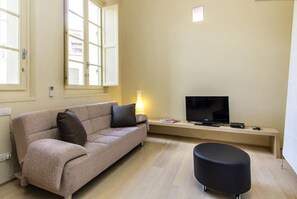 Flatskjerm-TV, bøker og stereoanlegg