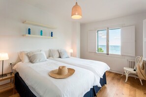 3 bedrooms, iron/ironing board, travel cot, free WiFi - Luxury family villa with stunning sea views & private pool (Port de Soller)