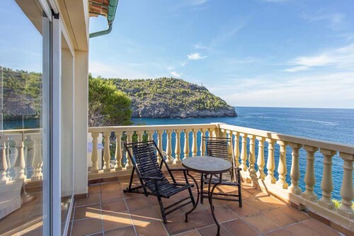 Luxury family villa with stunning sea views & private pool