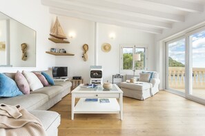 Smart TV, DVD player, stereo - Luxury family villa with stunning sea views & private pool (Port de Soller)