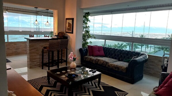 TV, DVD player, aparelho de som