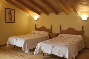 8 chambres, fer et planche à repasser, lit parapluie, Wi-Fi gratuit