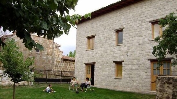 A stone building with a grassy courtyard, two windows, and a door. - Roblejimeno Country House - 2026 Solar Eclipse Special - Solar Eclipse Spain 2026 (Cubillo del Cesar)