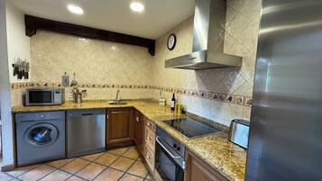 Kylskåp, mikrovågsugn, ugn och spishäll