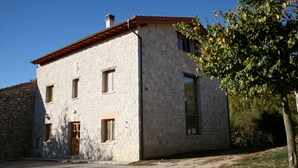 A stone building with a tiled roof, a wooden door, and windows. - Roblejimeno Country House - 2026 Solar Eclipse Special - Solar Eclipse Spain 2026 (Cubillo del Cesar)
