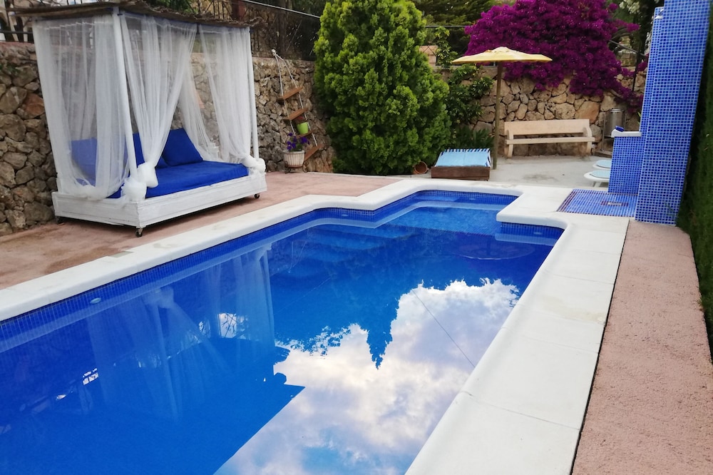 House with pool, large garden and parking located at the foot of the mountain