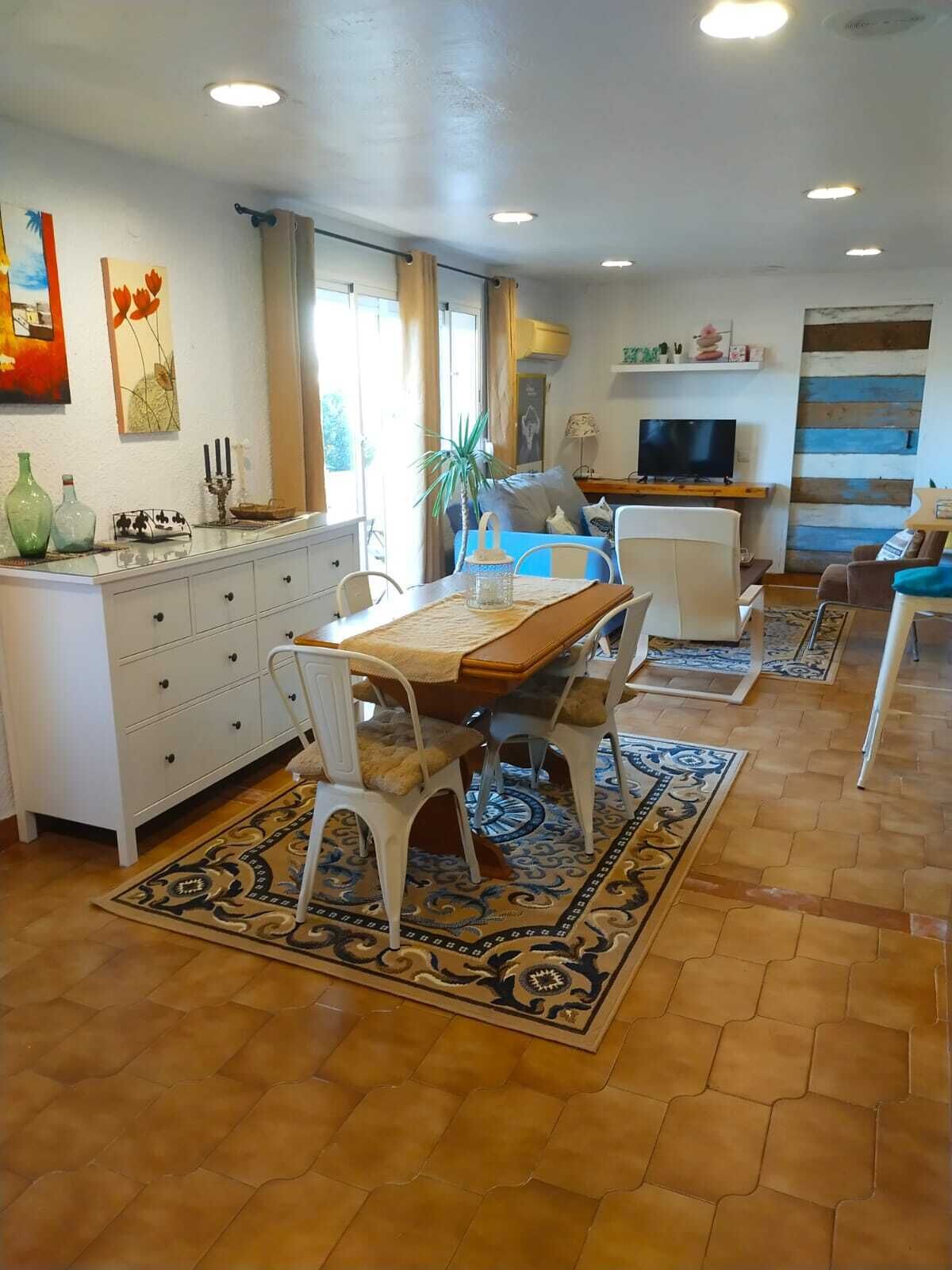 House with pool, large garden and parking located at the foot of the mountain