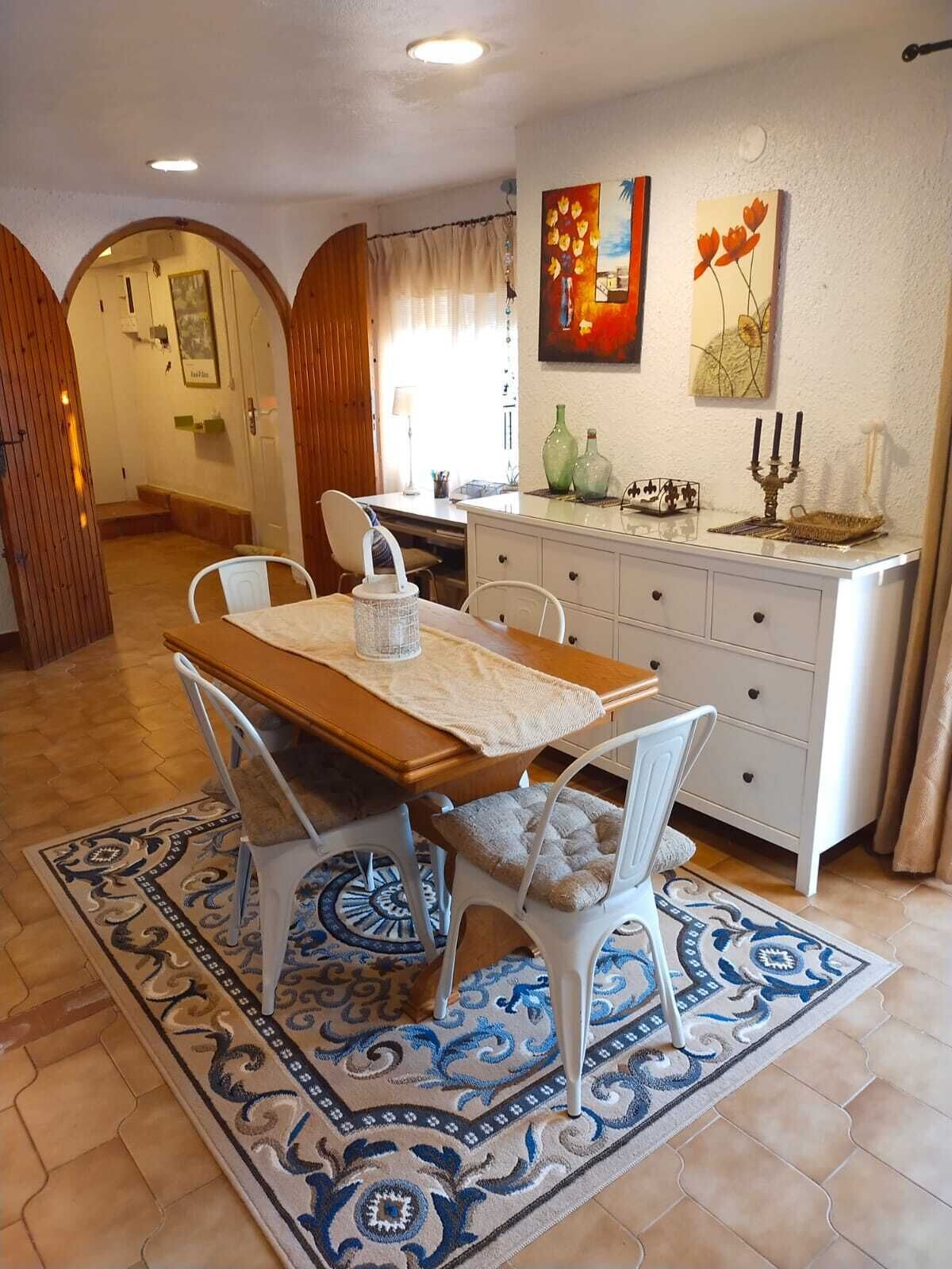 House with pool, large garden and parking located at the foot of the mountain