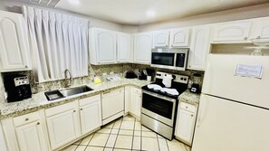 Kühlschrank, Mikrowelle, Ofen, Wasserkocher mit Kaffee-/Teezubehör