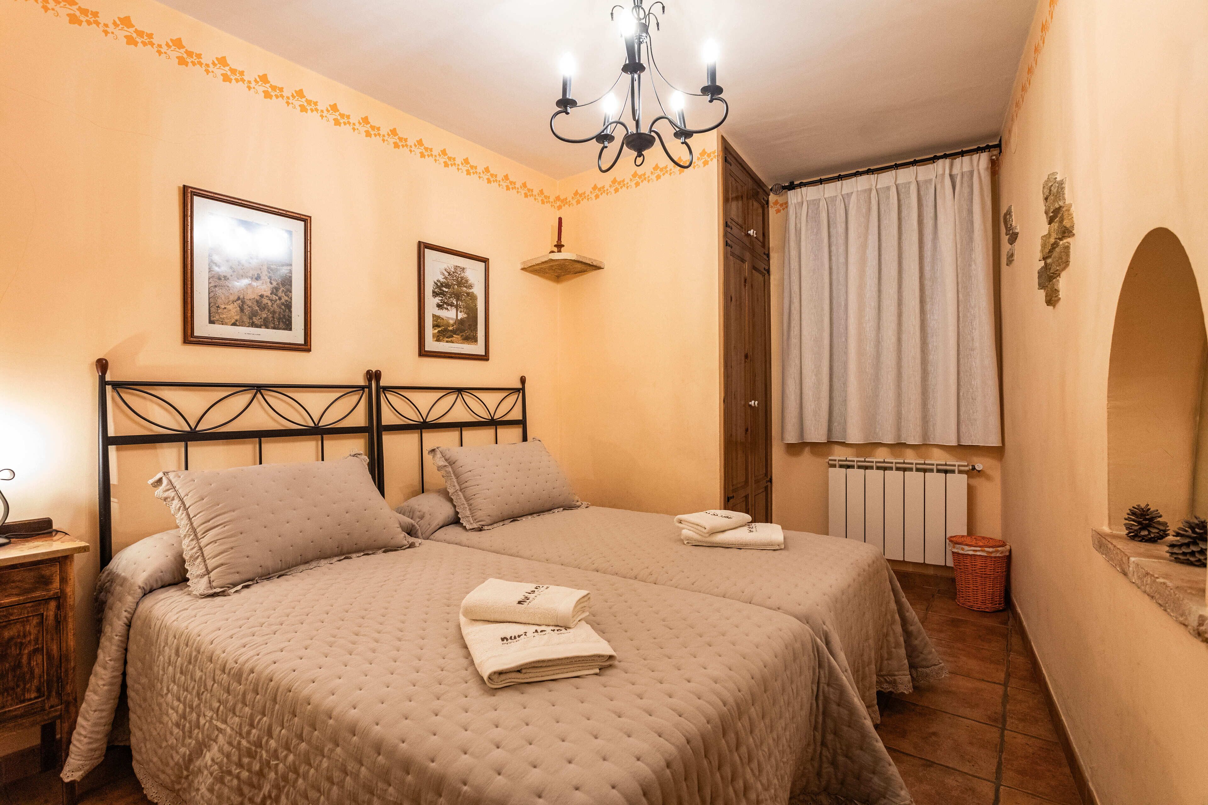 Safe på rommet, strykejern/-brett og reiseseng for barn