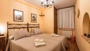 Safe på rommet, strykejern/-brett og reiseseng for barn