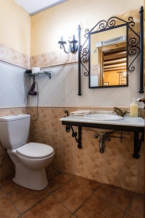 Dusj, hårføner, håndklær og såpe