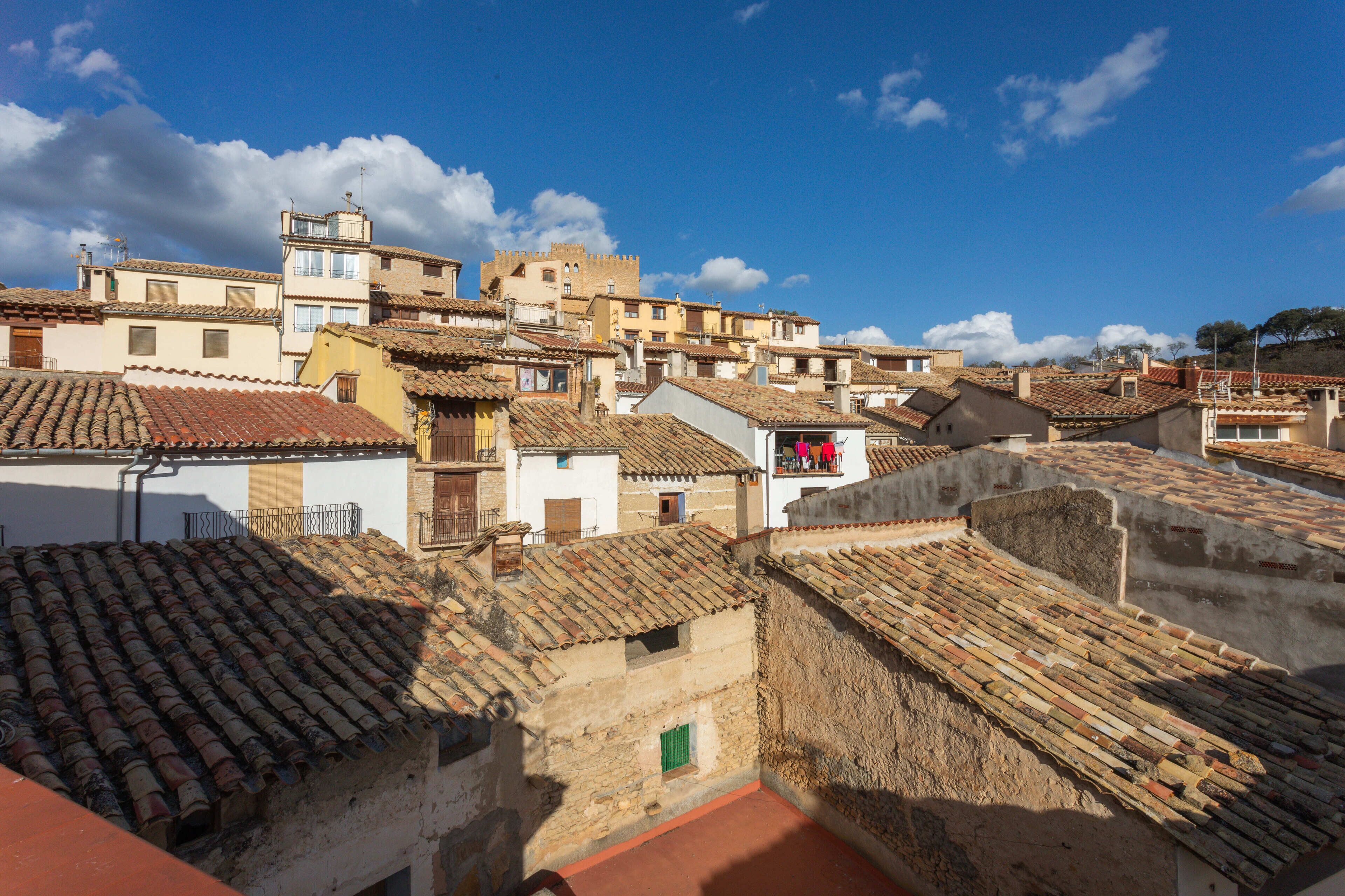 Uma cidade histórica com telhados de telha de barro e arquitetura tradicional.