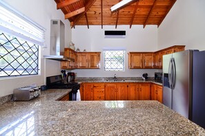 Fridge, microwave, oven, stovetop - Rodney Heights Villa, the perfect location for your vacations (Gros Islet)