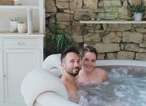 Douche, sèche-cheveux, serviettes fournies, savon