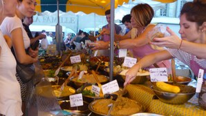 Un buffet proposant une variété de plats et indiquant les prix de chacun.