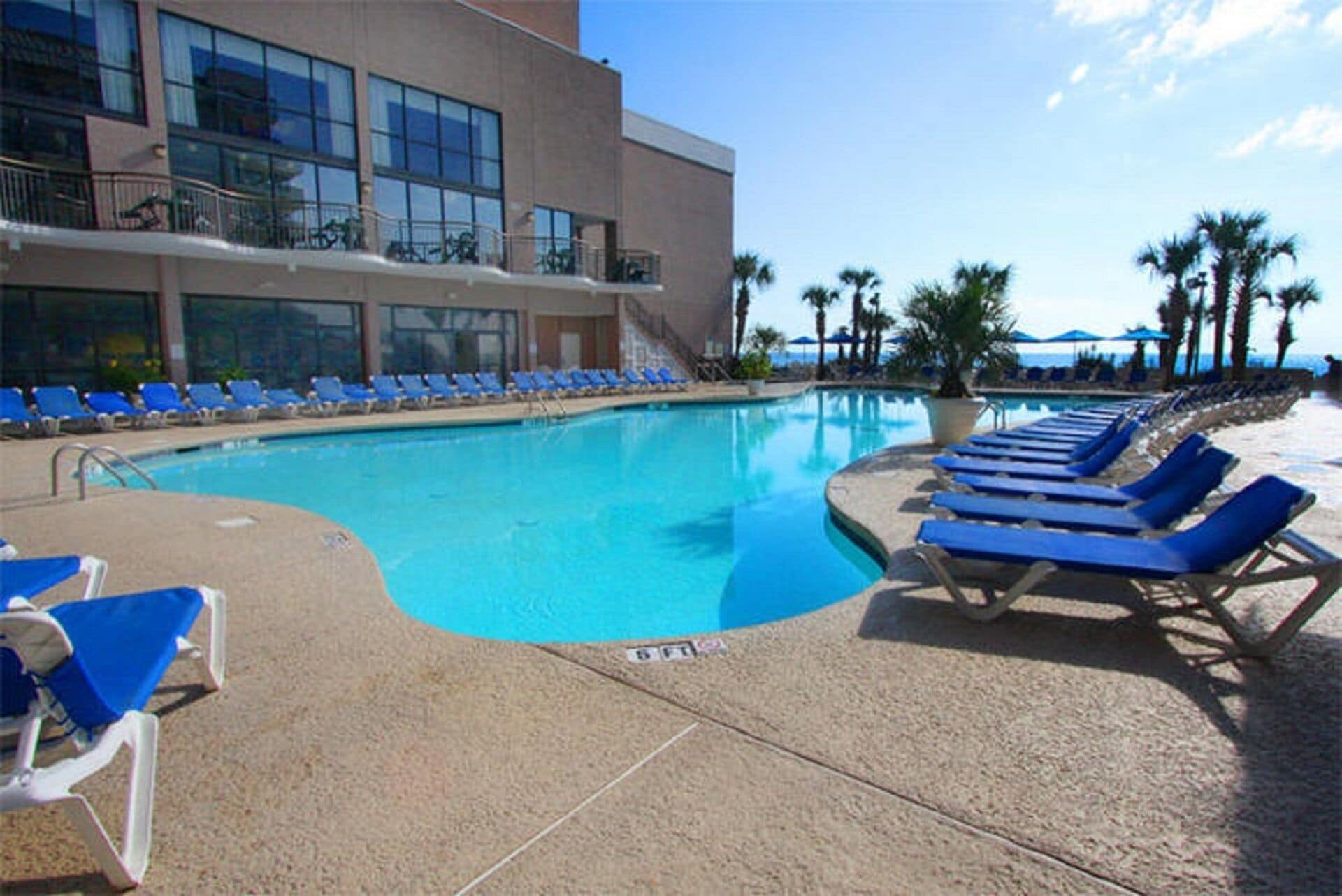 Una piscina techada, una piscina al aire libre