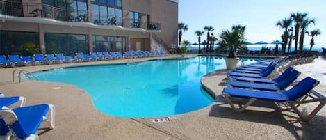 Una piscina techada, una piscina al aire libre