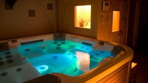 Een hottub met een houten buitenkant en een raam.