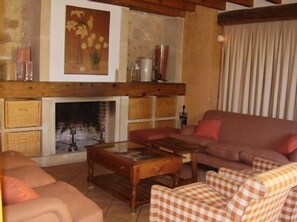 Smart TV, fireplace, ping pong, stereo