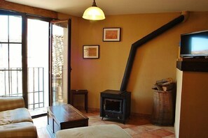 TV, peis, DVD-spiller og bøker