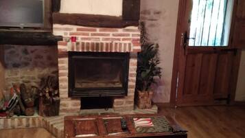 Televisie, een open haard en een stereo