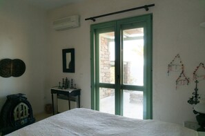 4 bedrooms, desk, iron/ironing board, WiFi