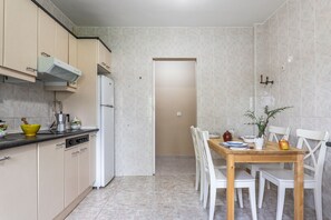 Jääkaappi, mikroaaltouuni, uuni, liesi