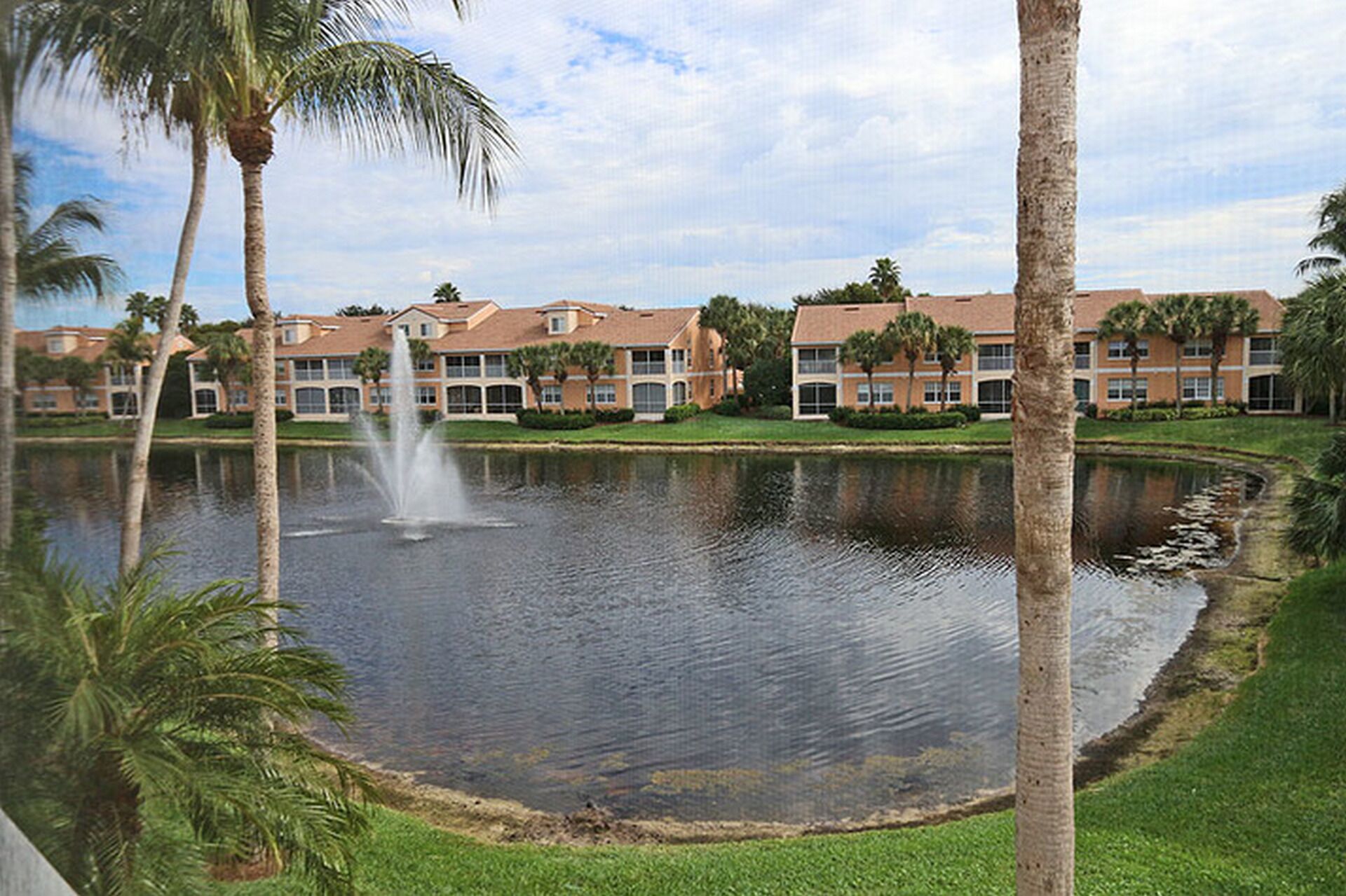 Avalon, Pelican Bay 3 Bedrooms + den/home office, Pools, Hot Tub, lake views