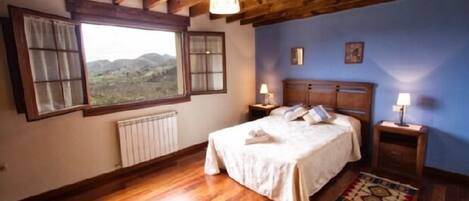 3 bedrooms, iron/ironing board, travel cot, free WiFi