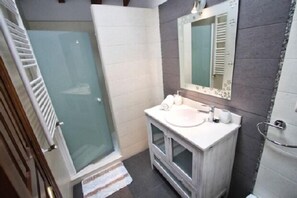 Dusche, Haartrockner, Bidet, Handtücher