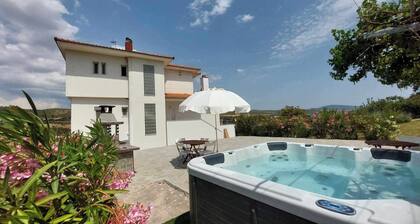 Eristäytynyt villa välillä Thessaloniki ja Halkidiki