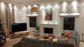 Smart-tv, pejs, dvd-afspiller, bøger