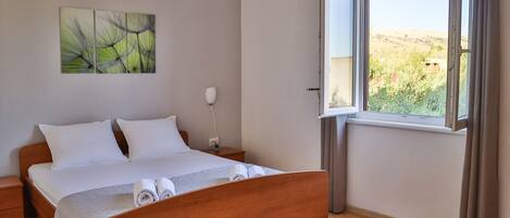 3 chambres, fer et planche à repasser, accès Internet, draps fournis