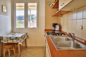 Kühlschrank, Mikrowelle, Herdplatte, Geschirrspüler