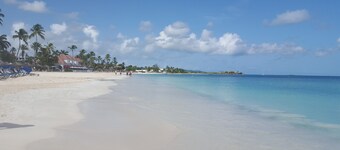 Paradise beach front condo with stunning views. (Flexible cancellations)