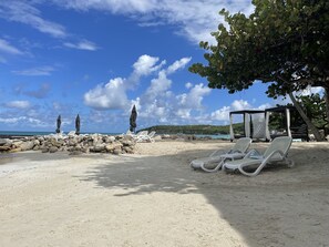 Accommodatie ligt op het strand, strandlakens