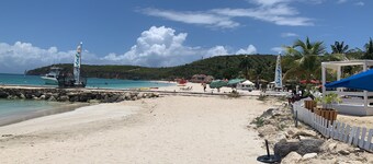 Paradise beach front condo with stunning views. (Flexible cancellations)