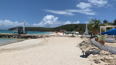 Paradise beach front condo with stunning views. (Flexible cancellations)