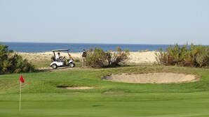 A golf course with a sand bunker, a red flag, and a view of the ocean. - Fancy the ocean? 500 m from the beach, wifi fiber, bed linen, terrace, pool, parking (Moliets-Et-Maa)