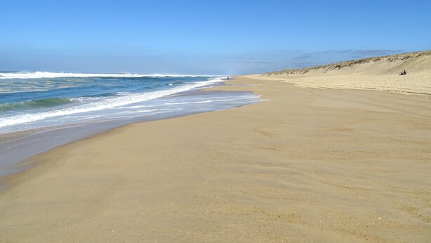 A wide sandy beach with gentle waves and a clear blue sky. - Fancy the ocean? 500 m from the beach, wifi fiber, bed linen, terrace, pool, parking (Moliets-Et-Maa)