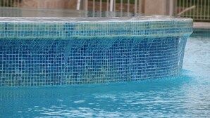 A clear view of a swimming pool with a tiled edge and a visible water flow. - Fancy the ocean? 500 m from the beach, wifi fiber, bed linen, terrace, pool, parking (Moliets-Et-Maa)