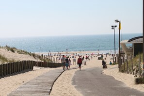På stranden och solstolar