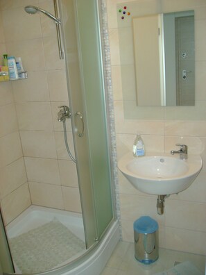 Combined shower/tub, hair dryer, towels, toilet paper - Apartment in Split,, candy near the beach,, (Split)