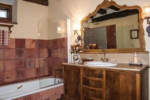 Ensemble douche/baignoire, sèche-cheveux, serviettes fournies, savon