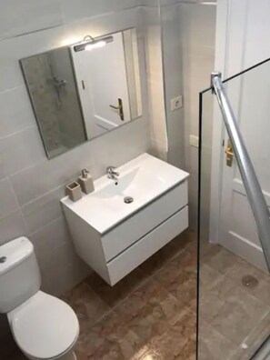 Douche, sèche-cheveux, serviettes fournies